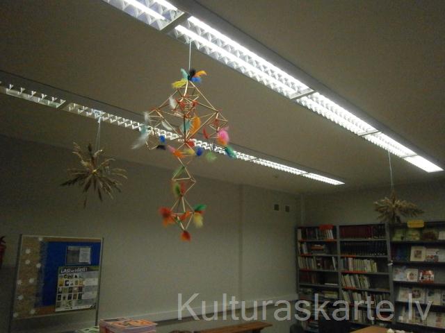 Radošā nodarbība bibliotēkā "latviski Ziemasvētku rotājumi puzuri"